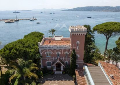 Cap d´Antibes – Waterfront villa – 450 sqm of living – 1385 sqm of land – “Foot in Water”