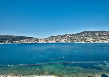Cap Ferrat – 92 sqm chain villa by the sea – renovated – Roof terrace – sea view – walking distance to everything
