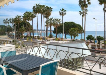 Cannes la Croisette – large prestige apartment at 93 sqm – panoramic sea view – large terrace